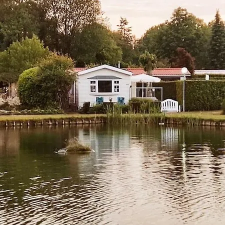 Zonnig Chalet Aan Mooie Visvijver *