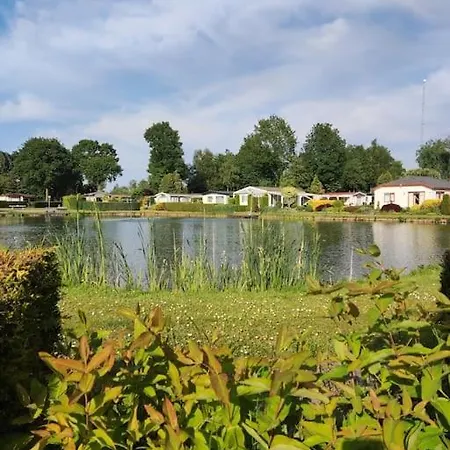 Zonnig Chalet Aan Mooie Visvijver *