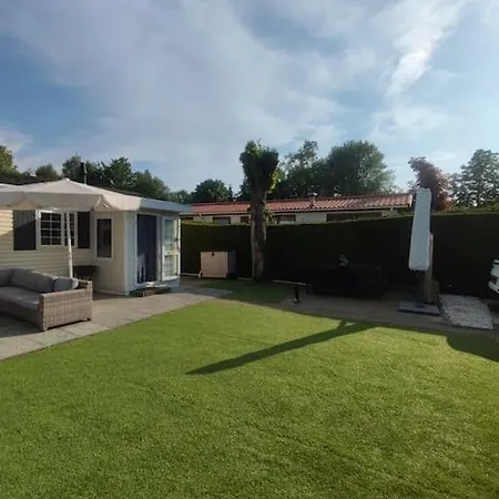 Zonnig Chalet Aan Mooie Visvijver