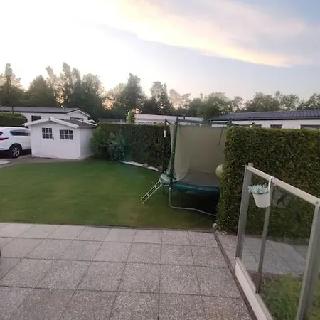 Zonnig Chalet Aan Mooie Visvijver *