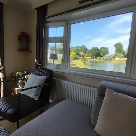 Zonnig Chalet Aan Mooie Visvijver